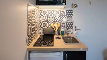 Fridge, microwave, coffee/tea maker, cookware/dishes/utensils