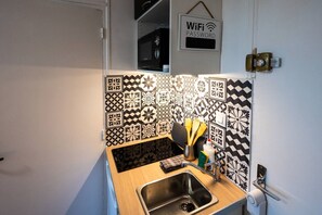 Réfrigérateur, micro-ondes, cafetière/bouilloire