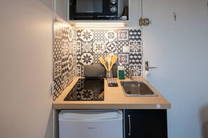 Fridge, microwave, coffee/tea maker, cookware/dishes/utensils