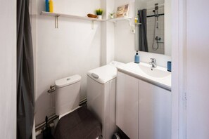 Haartrockner, Handtücher, Toilettenpapier
