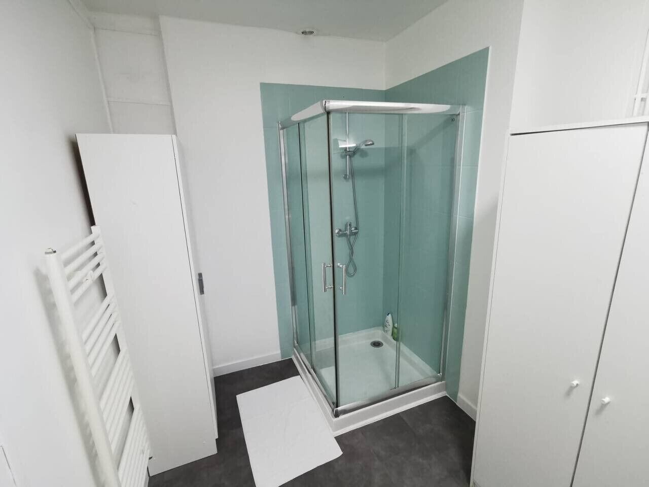 Gratis toiletartikelen, een haardroger, handdoeken, shampoo