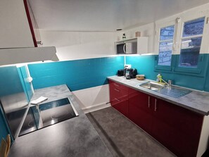 Fridge, microwave, oven, coffee/tea maker