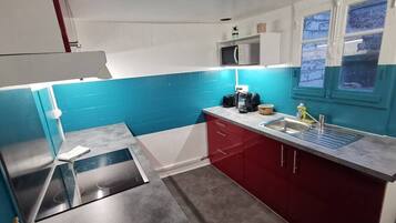 Fridge, microwave, oven, coffee/tea maker
