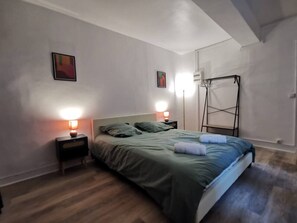 Iron/ironing board, WiFi, bed sheets