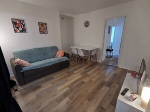 Smart TV - Bloody Mary sleeps 2 (Sens)