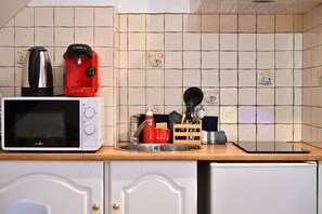 Microwave, coffee/tea maker, cookware/dishes/utensils, dining tables
