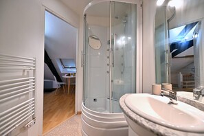 Séchoir à cheveux, shampooing