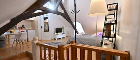 1 dormitorio, tabla de planchar con plancha, wifi y ropa de cama