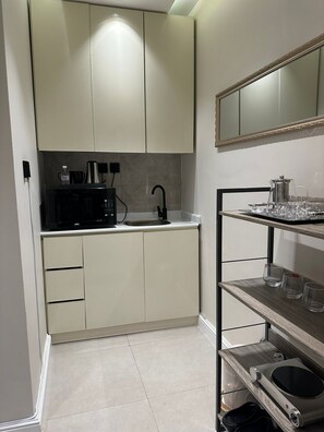 Luxury Apartment, Non Smoking | Private kitchen | Mini-fridge, microwave, oven