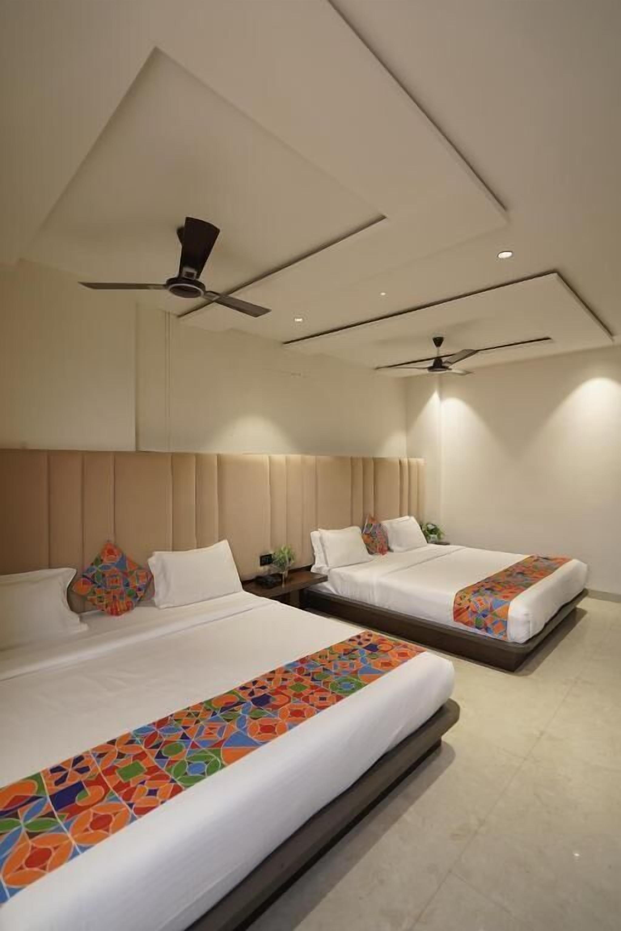 Escritorio, tabla de planchar con plancha y wifi gratis 