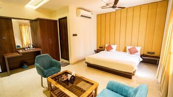 Meja kerja, setrika/meja setrika, dan Wi-Fi gratis