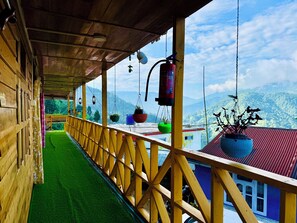 Deluxe Double Room, Balcony | Meja, Wi-fi percuma 