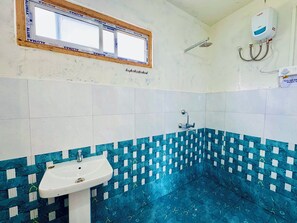 Deluxe Double Room, Balcony | Bathroom | Shower, towels, soap, shampoo