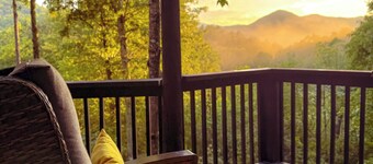 !!Skyline LOVER'S Retreat!!! Sprawling Mtn Views!! Hottub!! Passion Suite!!