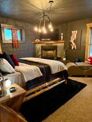 2 bedrooms, iron/ironing board, WiFi, bed sheets - !!Skyline LOVER'S Retreat!!! Sprawling Mtn Views!! Hottub!! Passion Suite!! (Blue Ridge)