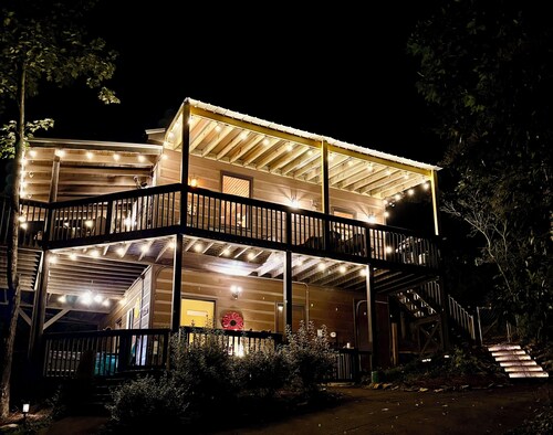 !!Skyline LOVER'S Retreat!!! Sprawling Mtn Views!! Hottub!! Passion Suite!!