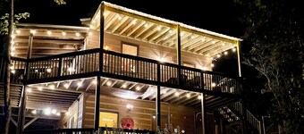 !!Skyline LOVER'S Retreat!!! Sprawling Mtn Views!! Hottub!! Passion Suite!!