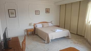 Eenvoudige kamer, balkon, uitzicht op bergen | Gratis wifi