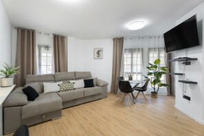 TV - Vacation Apartment 'Apartamento Calecampo' with Sea View, Wi-Fi and Air Conditioning (Candelaria)