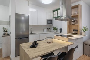 Frigorífico, microondas, cafetera o tetera y utensilios de cocina