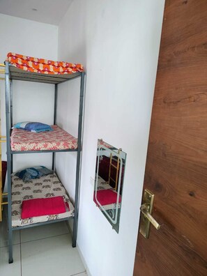 Dormitório compartilhado | Wi-Fi de cortesia, roupa de cama