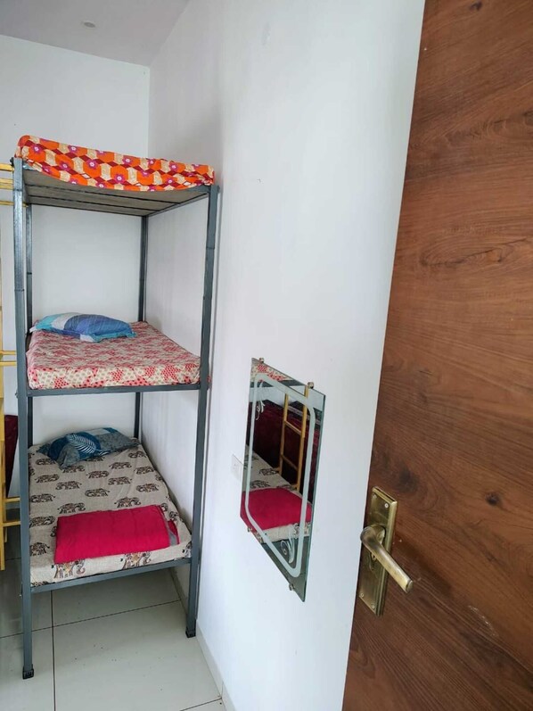Shared Dormitory | Free WiFi, bed sheets