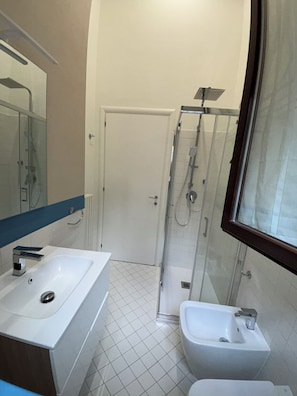 Regadera, amenidades de baño gratuitas, secadora de cabello, bidet 