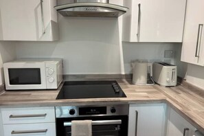 Microondas, horno, placa de cocina