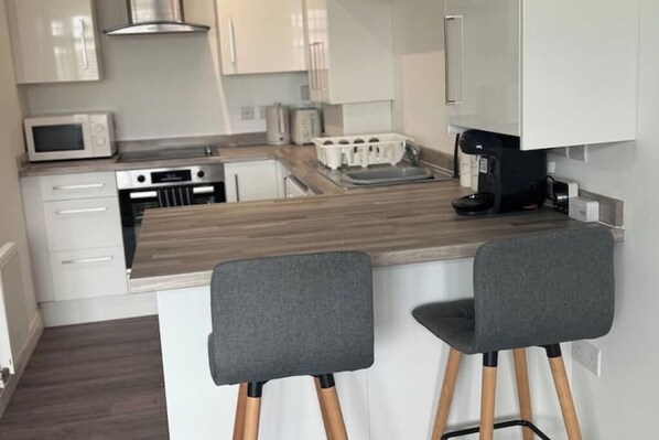 Een microgolfoven, een oven, een kookplaat