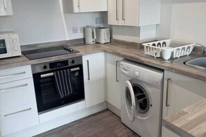 Een microgolfoven, een oven, een kookplaat