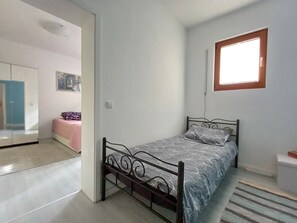 2 Schlafzimmer, Zimmersafe, Schreibtisch, Bügeleisen/Bügelbrett
