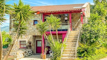 Family Townhome, Mountain View | Blackout drapes, iron/ironing board, free WiFi