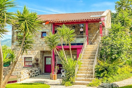 Family Townhome, Mountain View | Blackout drapes, iron/ironing board, free WiFi