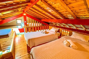 Family Townhome, Valley View | Blackout curtains, iron/ironing board, free WiFi