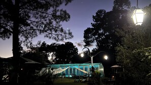 Una piscina al aire libre de temporada, sombrillas