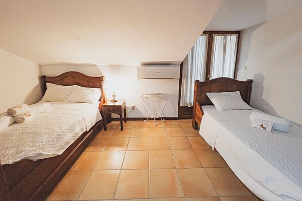 Cortinas blackout, tabla de planchar con plancha y wifi gratis