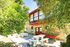 Family Townhome, Valley View | Blackout drapes, iron/ironing board, free WiFi - Quinta dos Ferrage Amares (Amares)