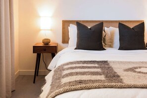 3 habitaciones, tabla de planchar con plancha, wifi y ropa de cama