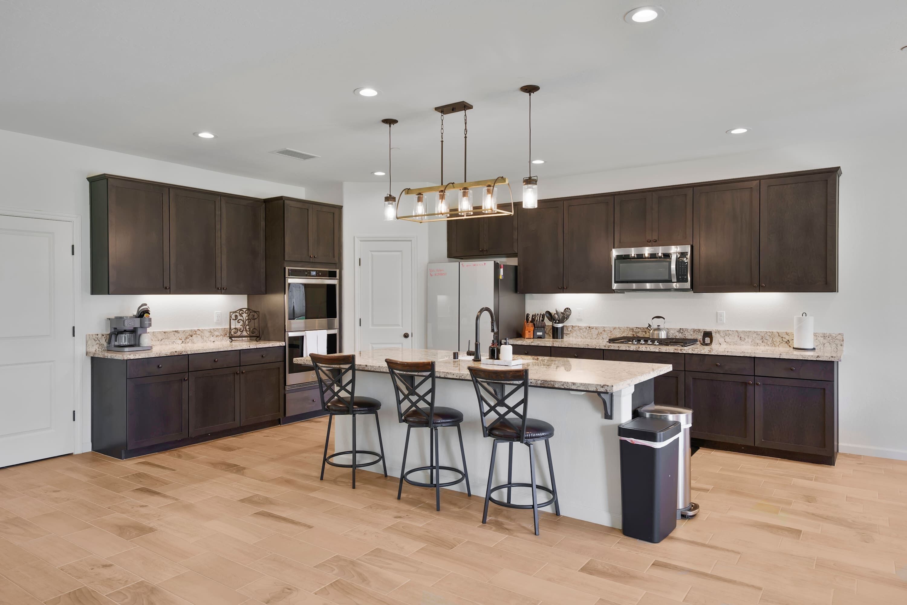 Jääkaappi, mikroaaltouuni, uuni, liesi