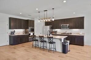 Fridge, microwave, oven, stovetop - Modern Home w/ Large Backyard, Office & EV Charger (Hanford)