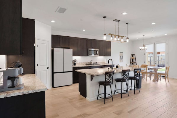 Fridge, microwave, oven, stovetop - Modern Home w/ Large Backyard, Office & EV Charger (Hanford)