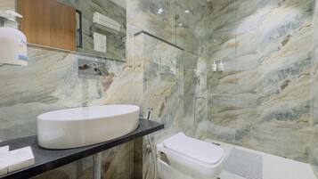 Suíte família, vista para a cidade | Banheiro | Chuveiro, toalhas de banho, sabonete, papel higiênico