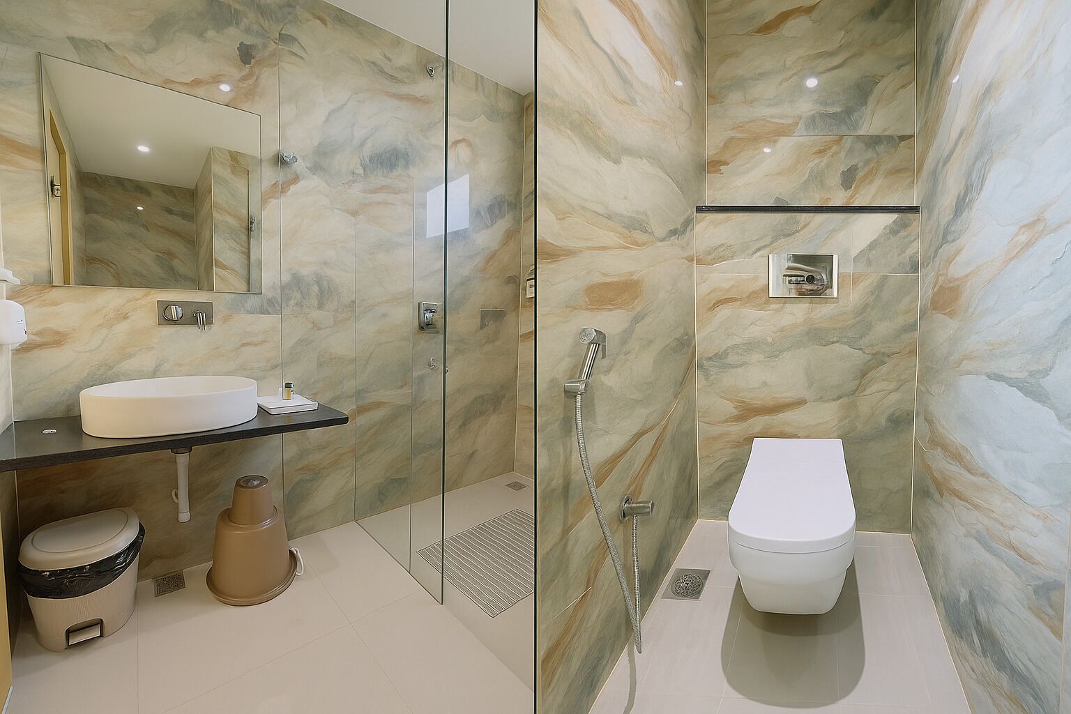 Un baño moderno con ducha de vidrio, lavamanos con espejo e inodoro.