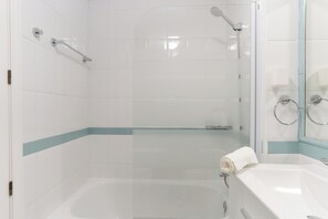 Secadora de cabello, bidet, toallas, jabón 