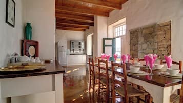 Casa de campo estándar, patio, vistas a la laguna | Cocina privada | Trona infantil