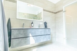 Dusche, Handtücher, Seife, Shampoo