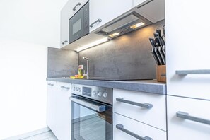 Kühlschrank, Mikrowelle, Ofen, Herdplatte