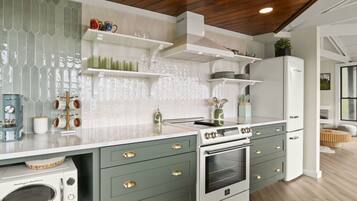 Réfrigérateur, micro-ondes, four, plaque de cuisson