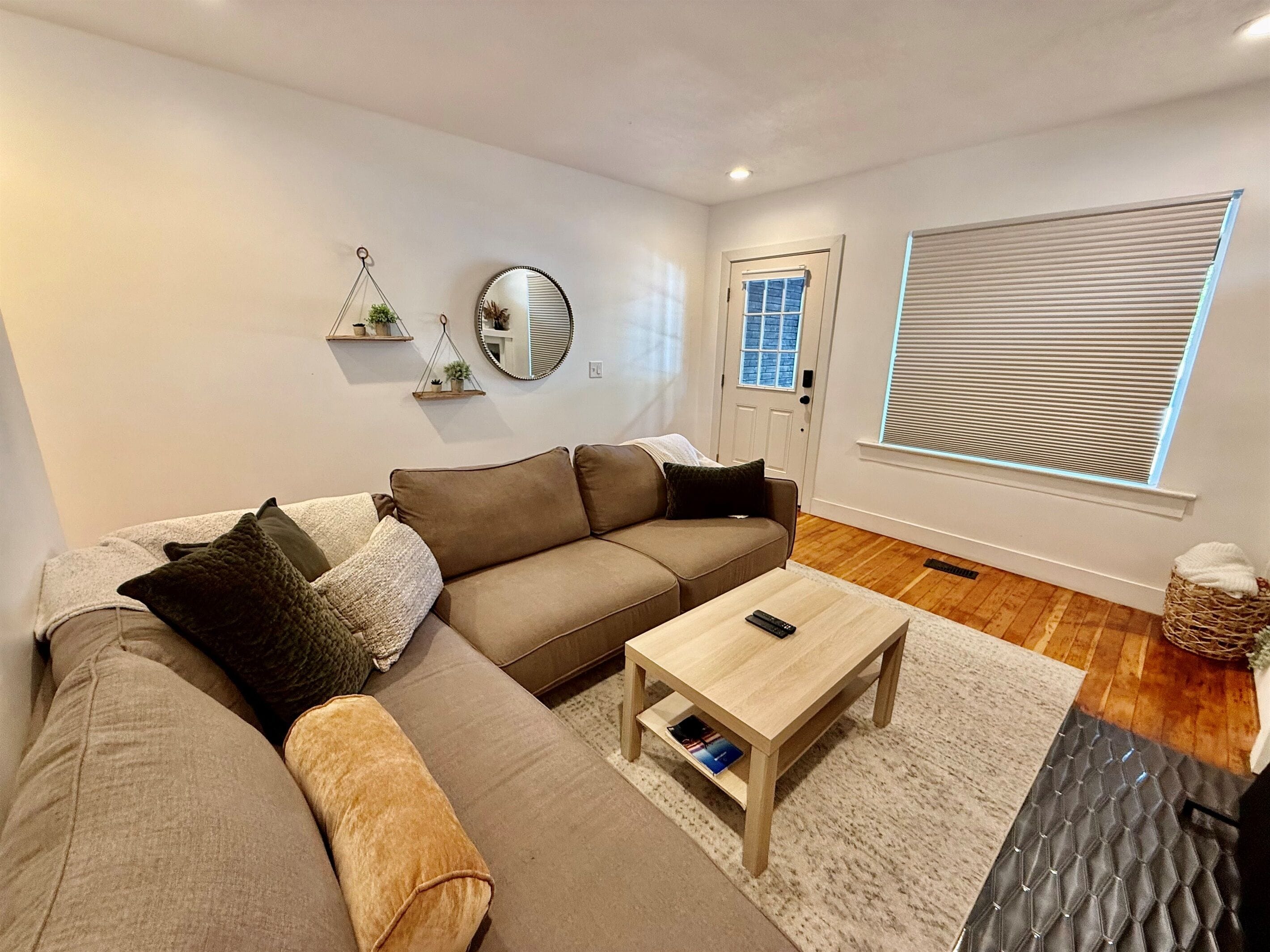 Smart-TV, Kamin, Bücher