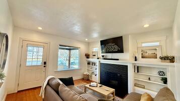 Smart TV, lareira, livros